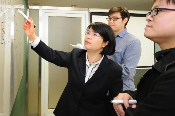 單杏花
中國(guó)鐵道科學(xué)研究院集團(tuán)有限公司首席研究員,致力于我國(guó)鐵路客票系統(tǒng)研發(fā)20余年。